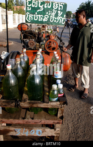 Ein Tankwart raucht eine Zigarette an der Ecke Monivong Boulevard / Straße 92 in Phnom Penh, Kambodscha. Stockfoto