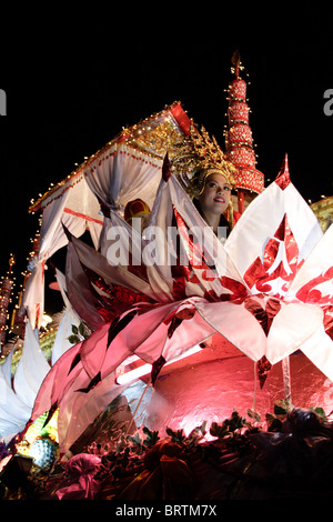 Ein Schwimmer mit Thai Kostüme tragen Menschen vergeht während der jährlichen Loi Krathong Festival Parade in Chiang Mai, Thailand. Stockfoto