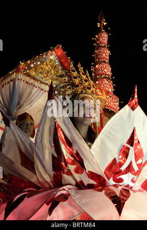 Ein Schwimmer mit Thai Kostüme tragen Menschen vergeht während der jährlichen Loi Krathong Festival Parade in Chiang Mai, Thailand. Stockfoto