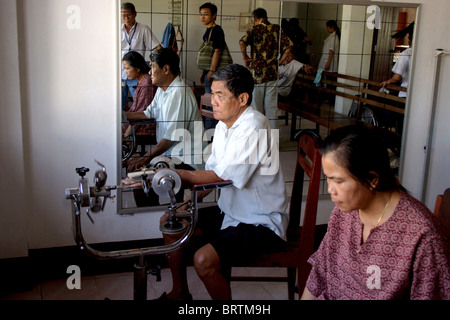 Krankenhauspatienten üben ihre Arme und Beine im National Rehabilitation Center in Vientiane Laos. Stockfoto