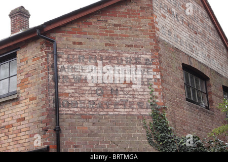 Ein Gebäude ursprünglich einen Laden und Werkstatt für Firma Umzüge, Polsterer im späten 19. Jahrhundert in Christchurch, Dorset Stockfoto