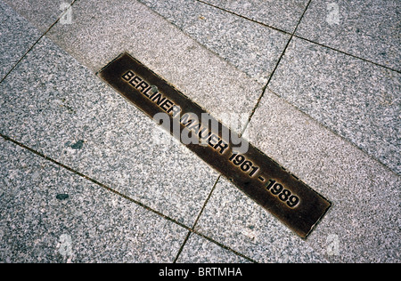 Messing-Gedenktafel markiert den Verlauf der ehemaligen Berliner Mauer am Potsdamer Platz in der deutschen Hauptstadt Berlin. Stockfoto