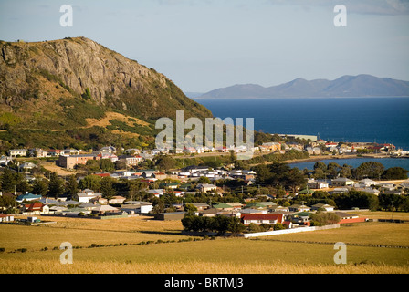 Einen Sonnenuntergang Blick auf Stanley, Tasmanien, Australien und seine Lage am Meer. Stockfoto