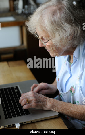 Silver Surfer Oap Computer Internet Dame Rentner Stockfoto