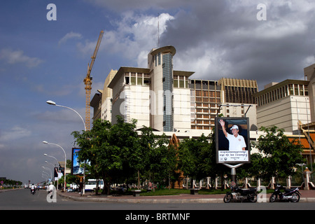 Ein neues Hotel und Unterhaltungskomplex finanziert durch ausländische Eigentümer ist Teil der modernen Entwicklung in Phnom Penh, Kambodscha. Stockfoto