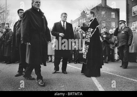 Trauergäste bei Ronnie Krays Beerdigung in Bethnal Green Stockfoto