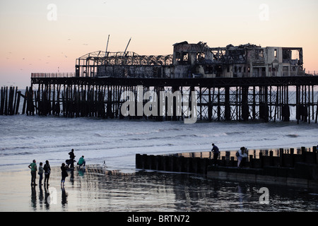 Die Überreste der Hastings Pier, die durch Feuer, 5. Oktober 2010 zerstört wurde. Stockfoto