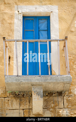 Blau lackierte Tür und weißen Balkon in Xlendi Gozo Malta Stockfoto