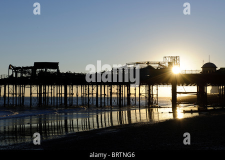 Die Überreste der Hastings Pier, die durch Feuer, 5. Oktober 2010 zerstört wurde. Stockfoto