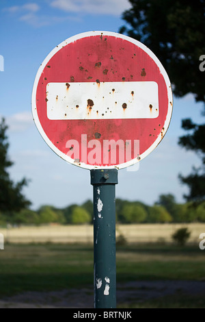 rostige kein Eintrag Zeichen in einem Feld Stockfoto