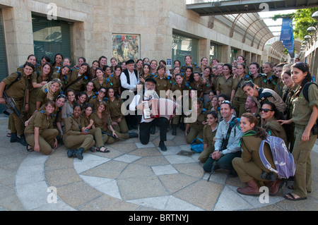 eine Gruppe von weiblichen Soldaten Dansing zu den Klängen von zwei Klezmer-Musiker im Rahmen ihres Besuchs in Jerusalem Stockfoto