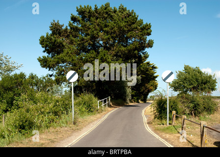 Ein Feldweg mit den nationalen Tempolimitschilder Stockfoto