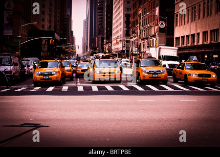 Taxi auf einer New York Avenue Stockfoto