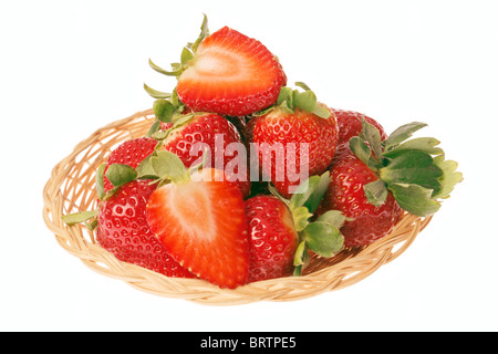 Nahaufnahme von einigen frischen Erdbeeren in einem Korb, isoliert auf weiss Stockfoto