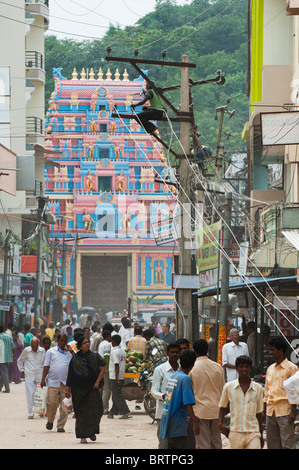 Indische Elektriker arbeiten bis ein Strommast in den Straßen von Puttaparthi, Andhra Pradesh, Indien Stockfoto