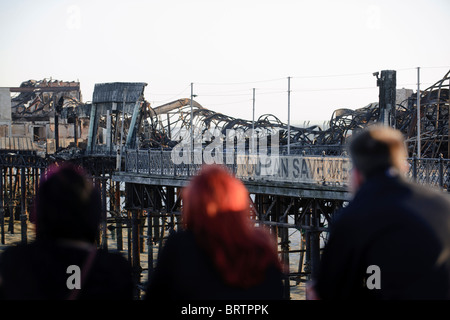 Die Überreste der Hastings Pier, die durch Feuer, 5. Oktober 2010 zerstört wurde. Stockfoto