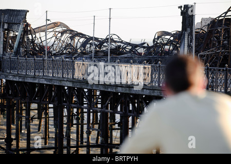 Die Überreste der Hastings Pier, die durch Feuer, 5. Oktober 2010 zerstört wurde. Stockfoto