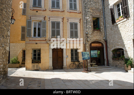 Vence ist nur im inland an der Cote d ' Azur und ein Paradies für Künstler in der Provence, hier ist man offen innerhalb der alten Stadtmauern Stockfoto