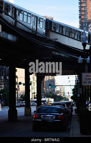 L-Zug überfahren Autos in Chicago The Loop Stockfoto