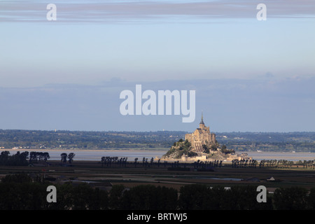 Fernblick über Mont Saint Michel, dem berühmten Gezeiten-Insel in der Normandie, Nordfrankreich Stockfoto