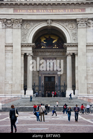 Touristen vor klassizistische Basilika von St. Stephen Budapest Ungarn Europa Stockfoto