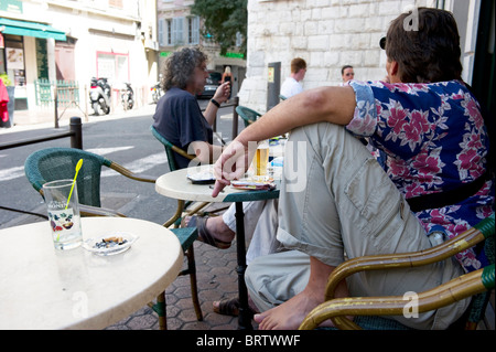 Vence ist nur im inland an der Cote d ' Azur und ein Paradies für Künstler in der Provence, die Franzosen Rauchen viel und vor allem in Cafés Stockfoto