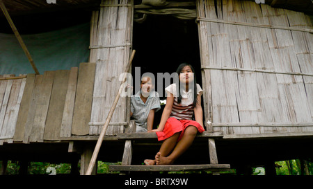 Kambodscha-Familie auf Schritte ihres Hauses, Sesan Dorf, Stung Treng Bezirk. Foto: SEAN SPRAGUE Stockfoto