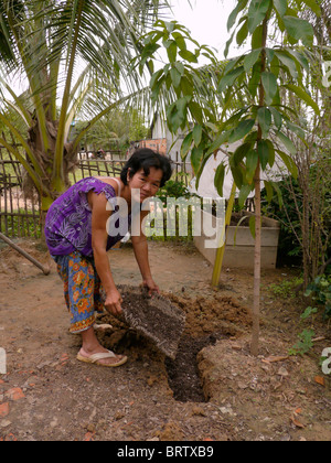 Kambodscha Ms Hom Kimsroy, 57, macht ihren eigenen Kompost zu Hause in der Siedlung Slum von San Sok. Stockfoto