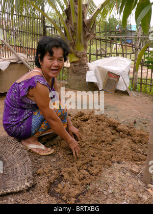 Kambodscha Ms Hom Kimsroy, 57, macht ihren eigenen Kompost zu Hause in der Siedlung Slum von San Sok. Stockfoto
