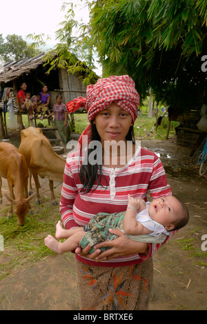 Kambodscha Lib Kham (23) mit ihrem Neugeborenen Baby, Ban Bung Dorf, Stung Treng Bezirk. Foto: SEAN SPRAGUE Stockfoto