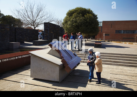 Touristen an Hector Pieterson Museum, Orlando West, Soweto, Johannesburg, Gauteng, Südafrika Stockfoto