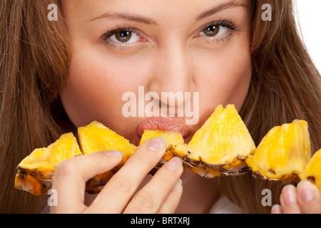 schöne Blondine mit Ananas Stockfoto