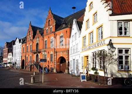 Rathaus und Giebelhäuser am Marktplatz in der Altstadt von Glueckstadt, Schleswig-Holstein, Deutschland, Europa Stockfoto