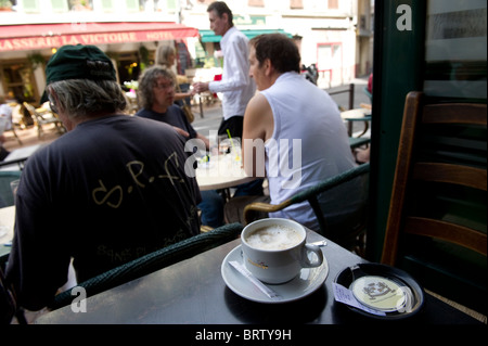 Vence ist nur im inland an der Cote d ' Azur und ein Paradies für Künstler in der Provence, eine Café-Gesellschaft mit Außengastronomie Stockfoto