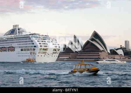 Großes Kreuzfahrtschiff vorbei an Oper von Sydney, NSW, Australien Stockfoto