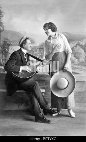 Man spielt Musik für eine Frau, Geschichtsbild, ca. 1916 Stockfoto