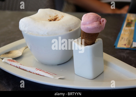 Perfekten Cappuccino serviert mit einem Eis, Nahaufnahme, Schaum, Stockfoto
