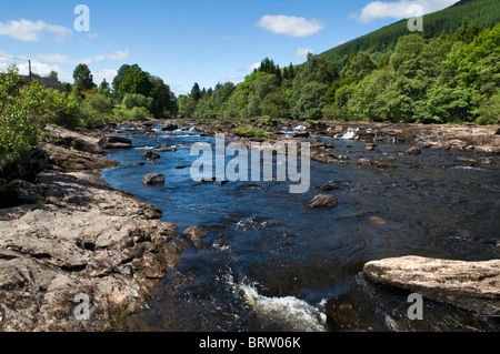 River Dochart an die Falls of Dochart bei Killin, Perthshire, Schottland, uk an feinen Sommertag Stockfoto