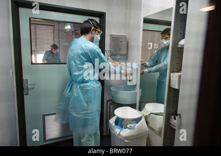 Gesundheitsfachkraft auf der Station der ansteckenden Krankheiten eines Krankenhauses, das seine Hände waschen - Corona-Virus des Coronavirus Coronas Stockfoto