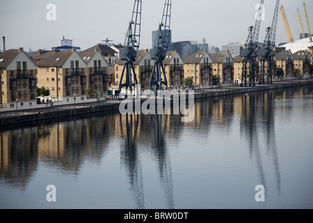 Royal Victoria Dock in London Docklands mit Warehouse Apartments und O2 Arena im Hintergrund, Stockfoto