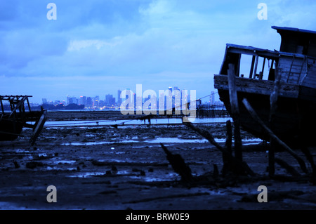 Pier-Szene mit Singapur, Belakang Padang, Riau-Inseln, Indonesien Stockfoto