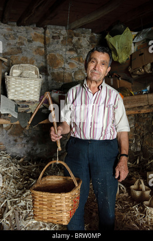 Portugiesische Handwerker mit handgefertigten Korb Stockfoto