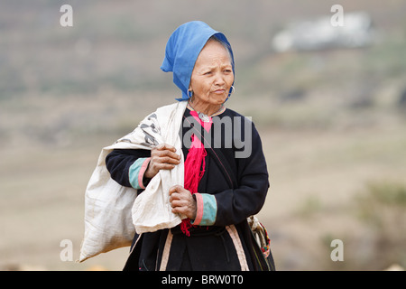 Einer schwarzen Dzao Frau auf einem Markt in vietnam Stockfoto