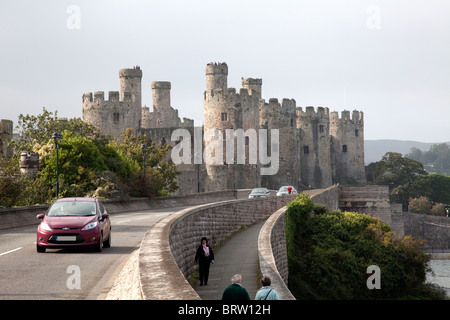 Conwy Conway Castle in Nordwales gesehen aus dem Osten mit der Straßenbrücke über den Fluss Conwy im Vordergrund Stockfoto