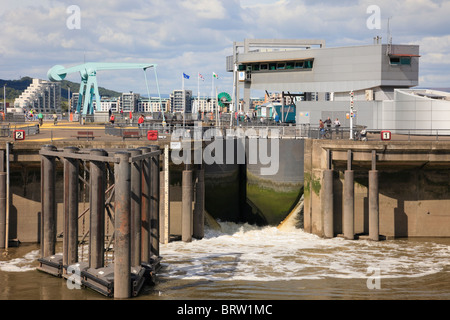 Cardiff Bay, Glamorgan, Süd-Wales, UK. Cardiff-Sperrfeuer Schleusentore öffnen mit Wasser gießen durch auf Seeseite Stockfoto