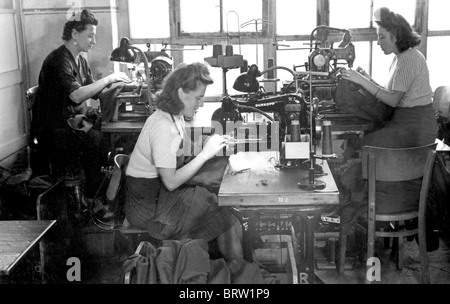 Frauen arbeiten an Nähmaschinen, historisches Foto, ca. 1956 Stockfoto