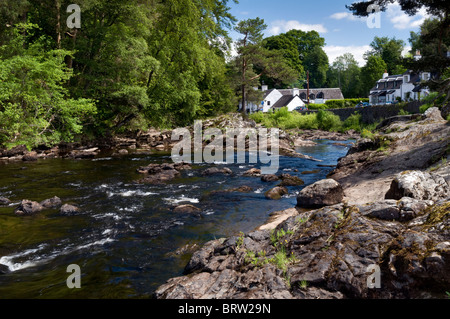 River Dochart an die Falls of Dochart bei Killin, Perthshire, Schottland, uk an feinen Sommertag Stockfoto
