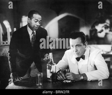 CASABLANCA 1942 Warner, den Film mit Humphrey Bogart sitzen und Dooley Wilson Stockfoto