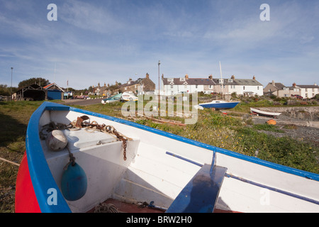 Boot am Ufer Hafen von kleinen malerischen Fischerdorf an der Nordostküste bei Craster, Northumberland, England, UK. Stockfoto