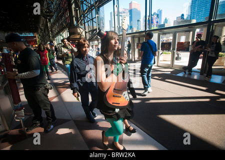 Tausende kommen auf der Comic Con im Jacob Javits Convention Center in New York Stockfoto